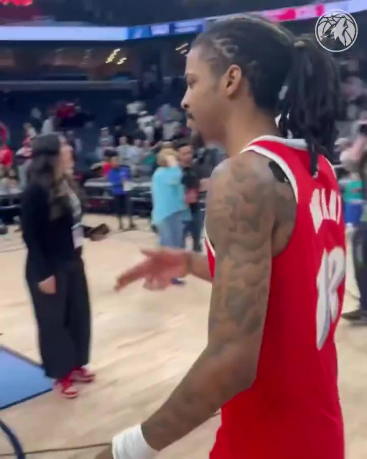 笑死！莫蘭特賽后與華子握手，竟然也是比出“手槍”的手勢(shì)