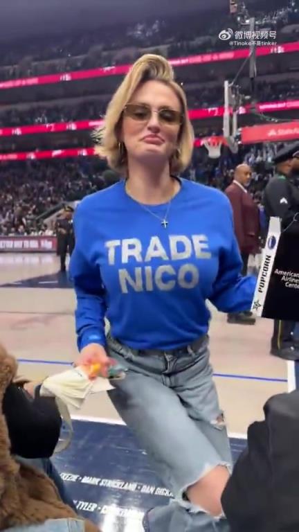 主場(chǎng)不準(zhǔn)球迷打印“解雇Nico”標(biāo)語，女球迷就出此下策