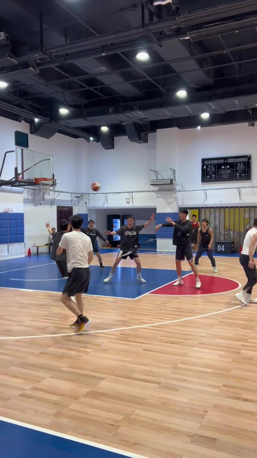 對手回家后：老婆，我今天在野球場匹配到巔峰馬刺隊了！