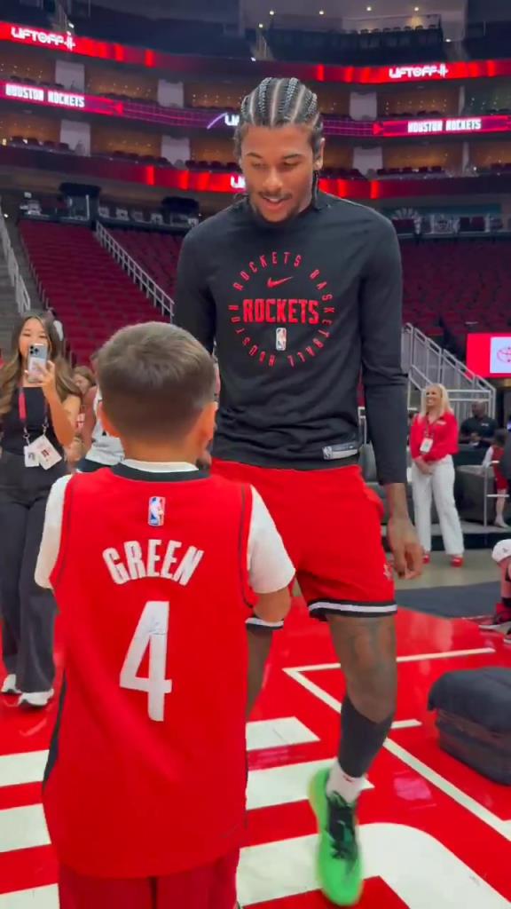 暖心偶像！小球迷賽前得到杰倫格林親簽球鞋球衣