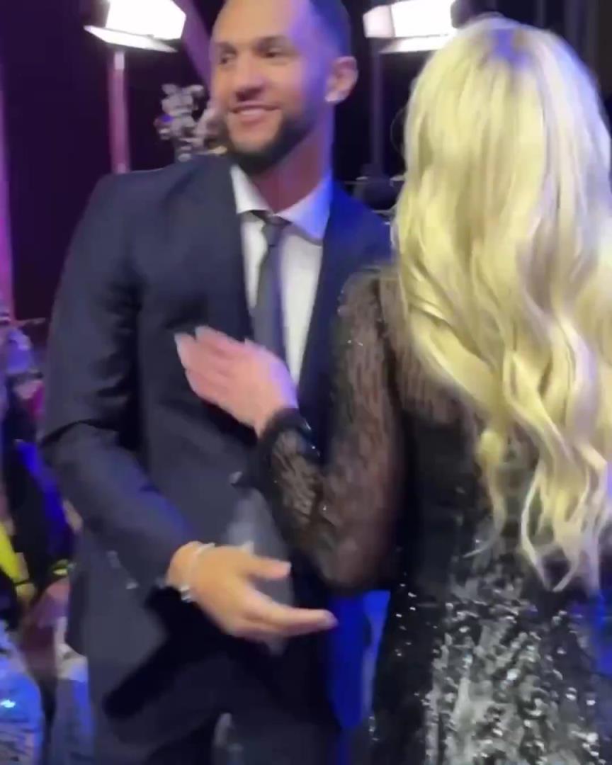 身材姣好！薩格斯的女友海莉被芝加哥天空選中！兩人接吻慶祝