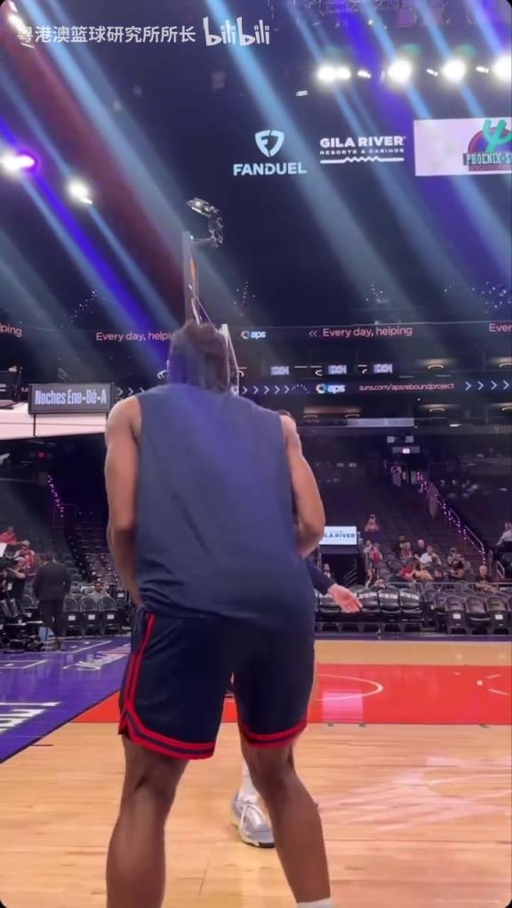 機器人級別的靜態(tài)身體！近距離看小卡的賽前熱身！